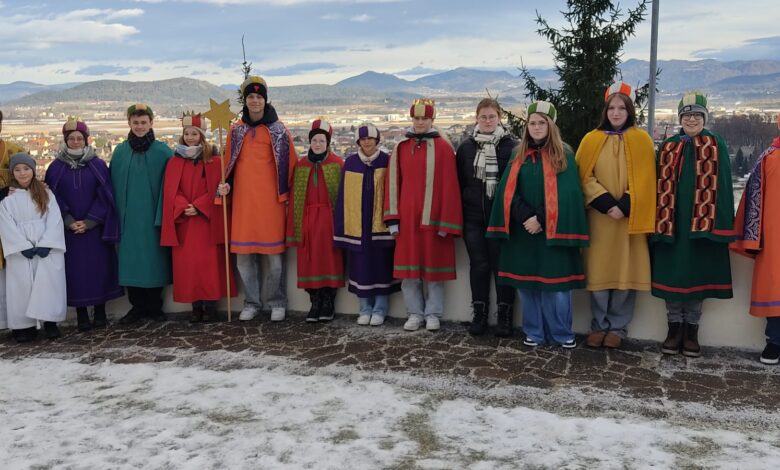 Foto/Petrovic - ein Teil der Gurnitzer Sternsinger mit Pfarrer Bernd Wegscheider und Ministrantin Sarah Ellersdorfer