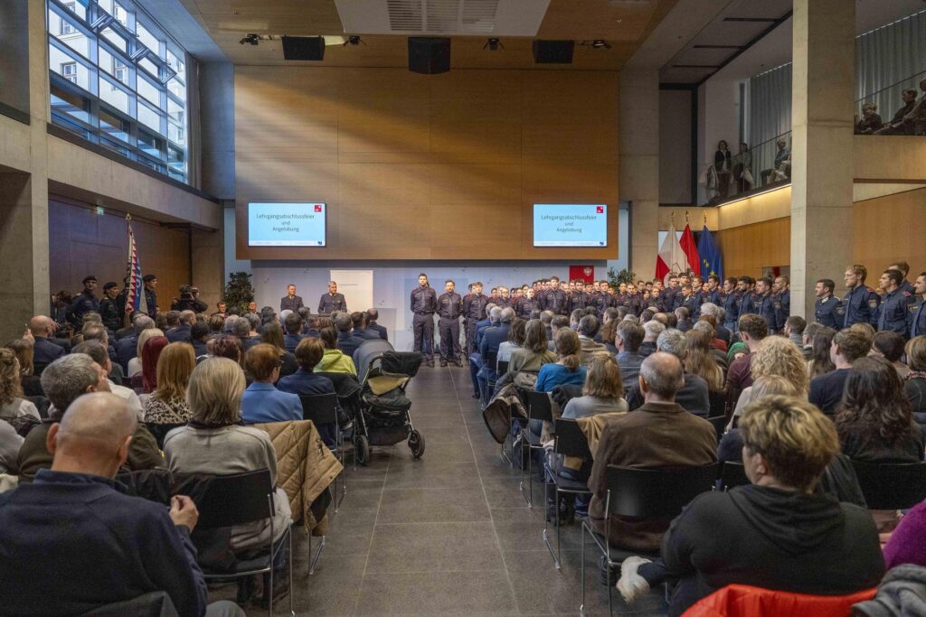 Zahlreiche Angehörige der ausgemusterten Polizistinnen und Polizisten

kamen zur Lehrgangsabschluss- und Angelobungsfeier in den Landhaussaal © Polizei Tirol