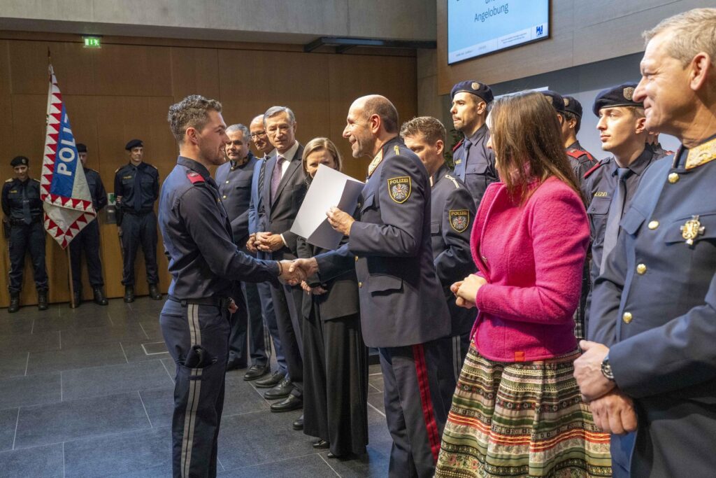 Generaldirektor Dr. Franz Ruf bei der Überreichung des Dienstprüfungszeugnisses an einen Aspiranten des BZS-Absam © Polizei Tirol