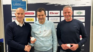 Präsentation vom Headcoach: Rainer (Obmann,) Felsberger (Head-Coach), Forell (Obmann-Stv) © VSV Unihockey