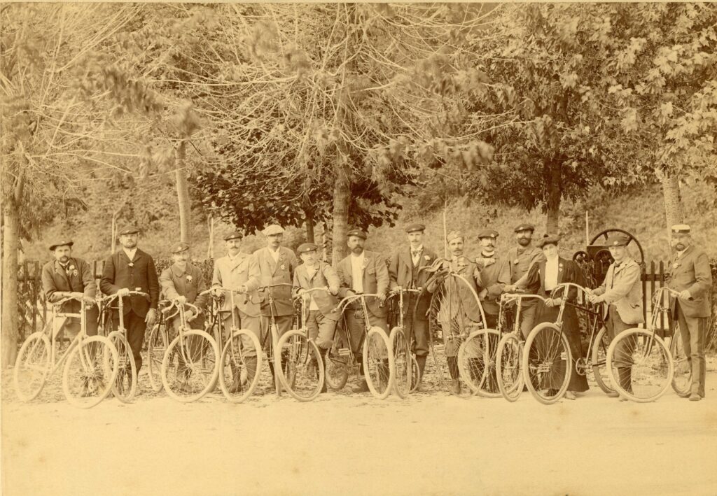 Der Radfahrclub Velden im Jahr 1897. Frauen waren damals bei Radfahrvereinen noch in der Minderheit. © Archiv der Marktgemeinde Velden