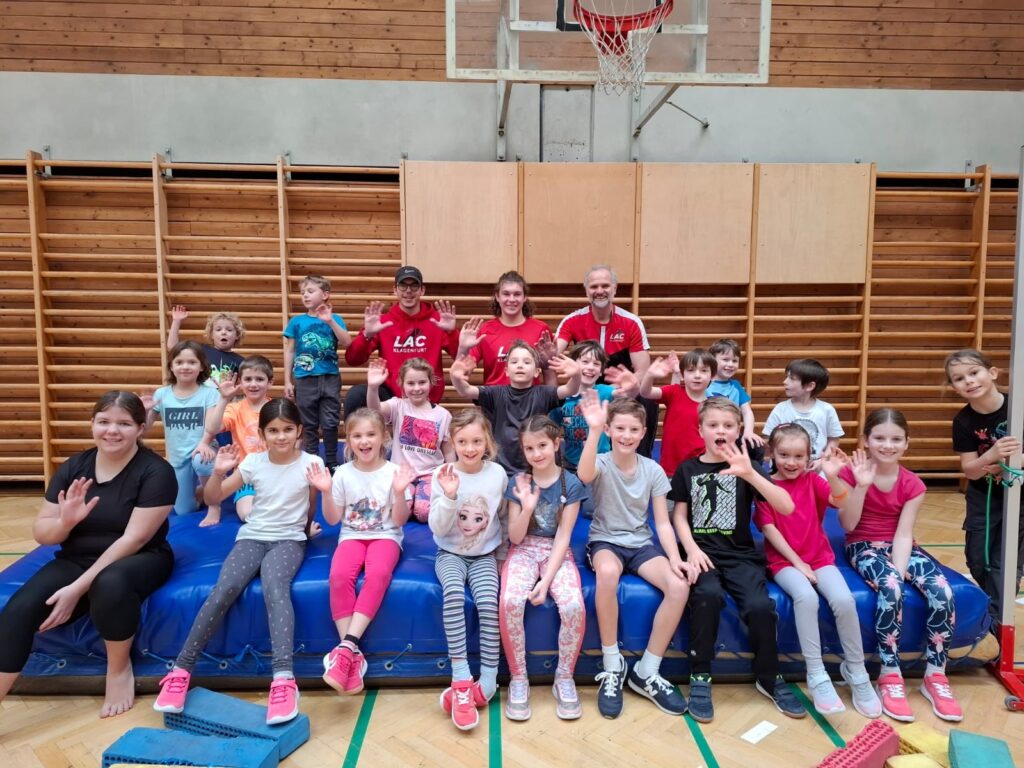 Foto zVg: die Sportschnupperkinder mit den LAC-Trainern Julian Hackl, Lukas und Günther Gasper (von links)