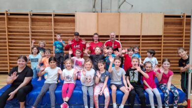 Foto zVg: die Sportschnupperkinder mit den LAC-Trainern Julian Hackl, Lukas und Günther Gasper (von links)