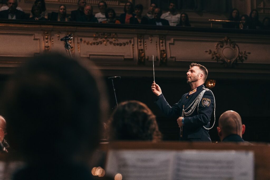  Kapellmeister Christoph Grill dirigiert die 65 Musikerinnen und Musiker der Polizei © LPD Stmk/Martinelli