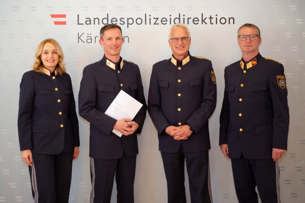 Landespolizeidirektorin Michaela Kohlweiß, Kontrollinspektor Martin Daniel Bernhard, Generalmajor Arthur Lamprecht, Oberstleutnant Werner Mayer © LPD Kärnten