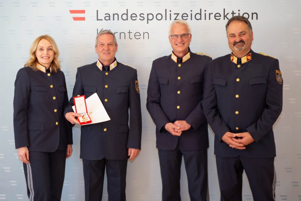 Landespolizeidirektorin Michaela Kohlweiß, Kontrollinspektor Karl-Heinz Jäger, Generalmajor Arthur Lamprecht, Oberst Adolf Winkler © LPD Kärnten