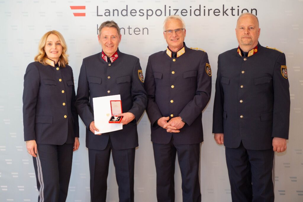 Landespolizeidirektorin Michaela Kohlweiß, Gruppeninspektor Rudolf Felsberger, Generalmajor Arthur Lamprecht, Oberst Erich Londer © LPD Kärnten