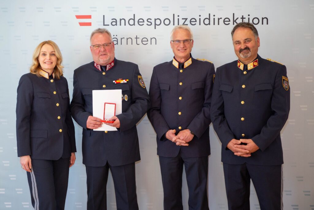 Landespolizeidirektorin Michaela Kohlweiß, Gruppeninspektor Hermann Trines, Generalmajor Arthur Lamprecht, Oberst Adolf Winkler © LPD Kärnten