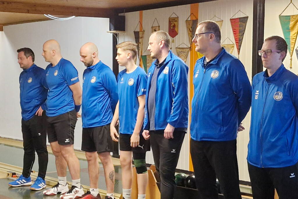 KSK Klagenfurt-Magdalensberg bei der Begrüßung in Gänserndorf
Von links: BL-Kapitän Daniel Waldhauser, Andrej Lahovec, Roman Leitner, Rafael Waldhauser, Patrick Geier, Werner Rössler und Günter Snieder jun
 ©KSK Klagenfurt-Magdalensberg