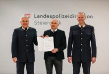 v.l.: Landespolizeidirektor-Stv. Hofrat Mag. Alexander Gaisch, Chefinspektor Reinhard Gartner und Generalmajor Helmut Richter – Leiter des Büros Organsiation, Strategie und Dienstvollzug © LPD Stmk/Martinelli
