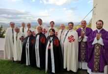 Foto/Günther Gasper: Die Damen und Ritter des Laienordens mit Gastgeber Pfarrer Bernd Wegscheider (ganz rechts) und Diakon Oliver Günther