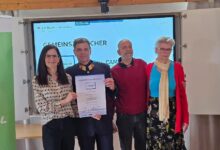 Kerstin Hoi, Geschäftsführerin von CAMPHILL Liebenfels und Oberst Wolfgang Gabrutsch, GESI-Landeskoordinator mit Assistenznehmenden bei der Präsentation der unterfertigten Sicherheitspartnerschaftsurkunde © LPD Ktn