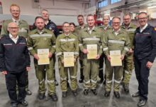 Die 10 Teilnehmer:innen aus dem Bezirk Hermagor mit AFK Robert Koppensteiner (l.) und BFK-Stv. Gerd Guggenberger (r.) © BFKdo SP / HE