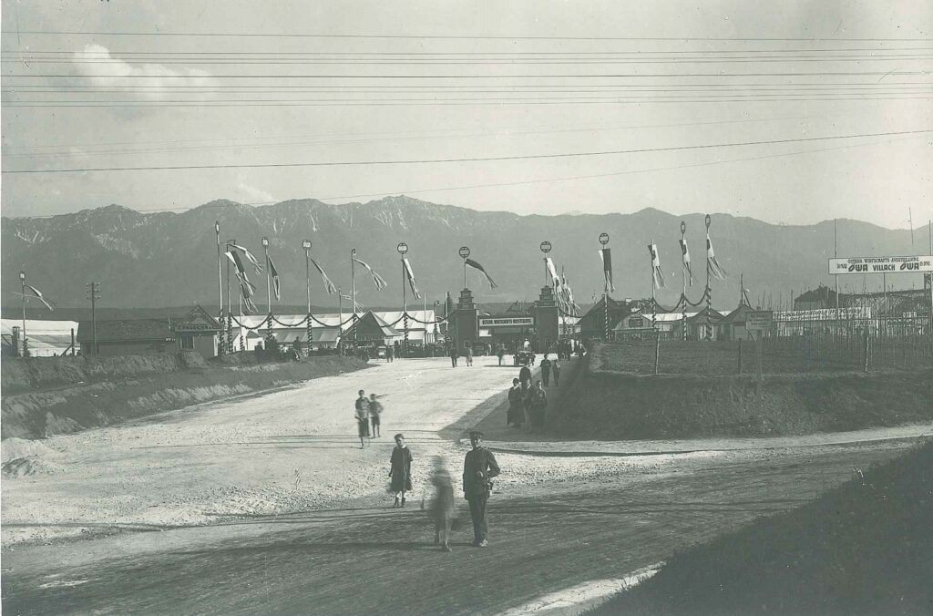 Eingang zum Ausstellungsgelände der ÖWA von 1925. © Archiv und Museum der Stadt Villach