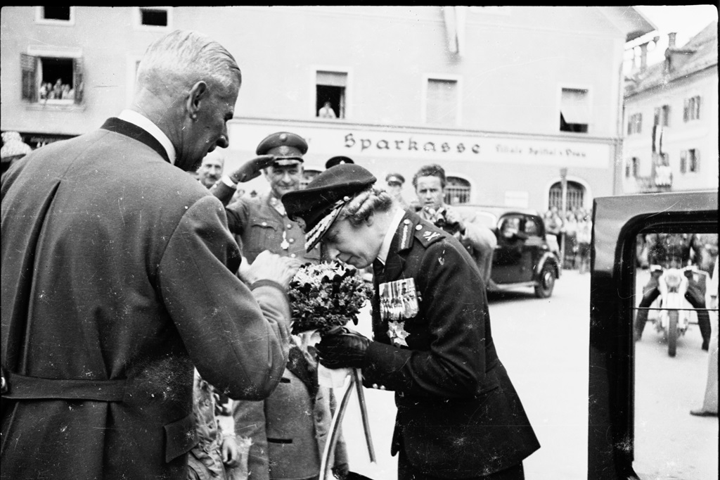 „Queen Mum“ Elizabeth, die Mutter der britischen Königin Elizabeth II., wurde 1951 in Spittal empfangen. © Kärntner Landesarchiv