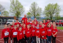 Foto/KK zVg: Die LAC-Kinder mit dem Betreuuerteam (von rechts): Uli Striednig, Estelle und Lorena Miklau, Günther Gasper