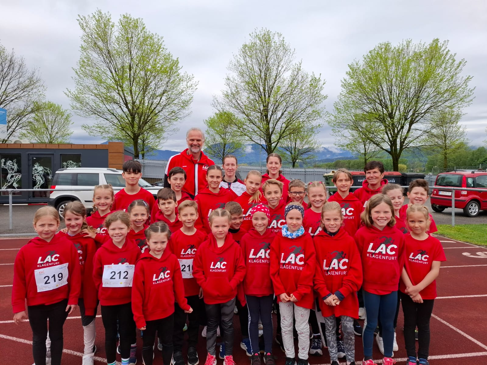 Foto/KK zVg: Die LAC-Kinder mit dem Betreuuerteam (von rechts): Uli Striednig, Estelle und Lorena Miklau, Günther Gasper