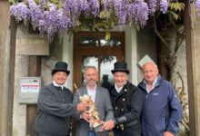Am Bild: Rauchfangkehrermeister Patrick Ploner, Bgm. Markus Salcher, Rauchfangkehrermeister Franz Steiner, 1. Vizebgm. Winfried Eder bei der offiziellen Betriebsübergabe