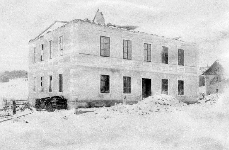 Das Schulhaus in Diex nach der Sturmkatastrophe vom 16. Jänner 1903. aus: Volksschul-Chronik Diex