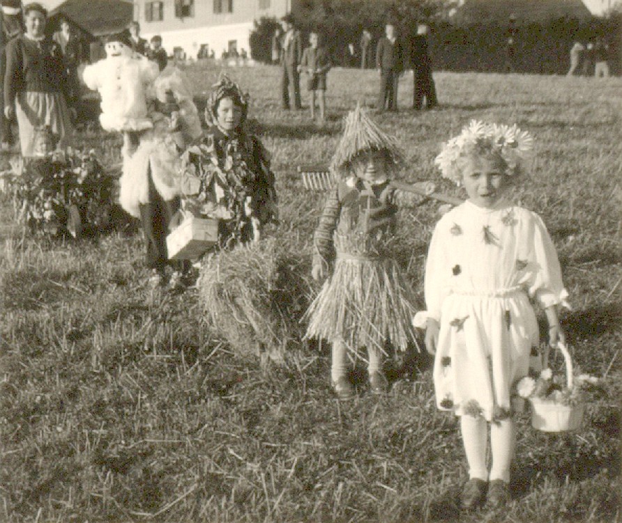 Die Schülergruppe „Die vier Jahreszeiten“ beim Erntedankfestzug 1954. aus: Volksschul-Chronik Diex