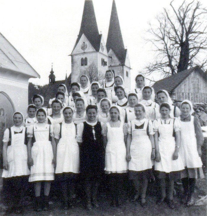 Eine Mädchenklasse der landwirtschaftlichen Berufsschule 1950/51 mit Lehrerin Brunhilde Liendl. aus: Volksschul-Chronik Diex