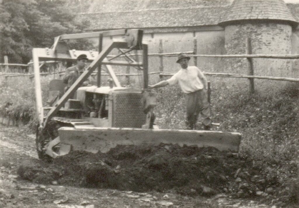 Der „Caterpillar“ der Landwirtschaftskammer in Aktion (Juli 1954). aus: Volksschul-Chronik Diex