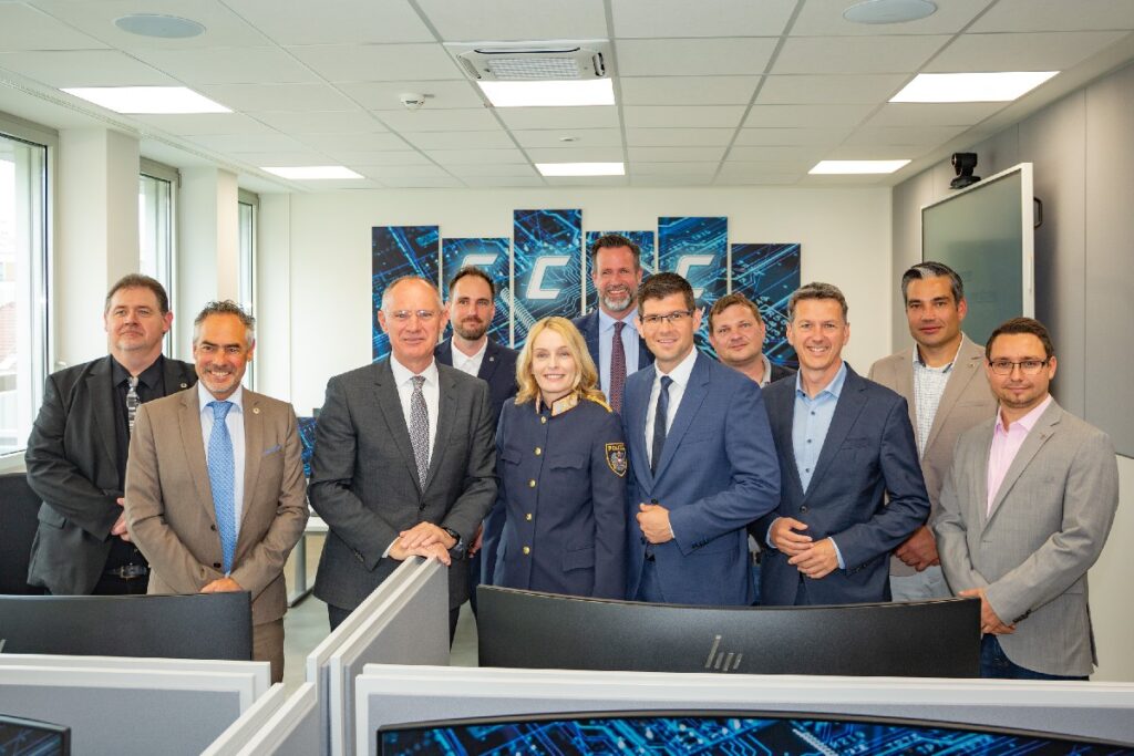 LKA-Leiter Oberst Gottlieb Türk, Innenminister Gerhard Karner, Landespolizeidirektorin Michaela Kohlweiß, BKA-Leiter General Andreas Holzer, Landeshauptmann-Stv. Martin Gruber und Landesrat Daniel Fellner mit Mitarbeitern des Assistenzbereiches 06 (IT Beweissicherung) © Landespolizeidirektion Kärnten/Dexl