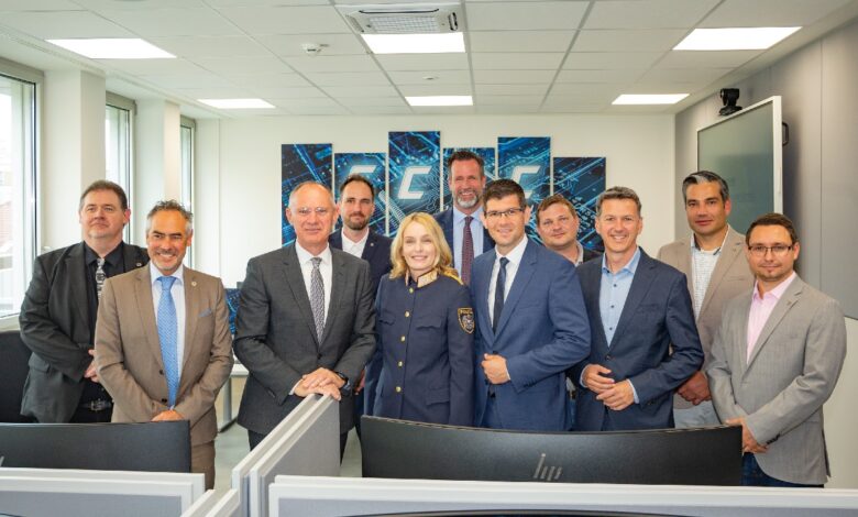 LKA-Leiter Oberst Gottlieb Türk, Innenminister Gerhard Karner, Landespolizeidirektorin Michaela Kohlweiß, BKA-Leiter General Andreas Holzer, Landeshauptmann-Stv. Martin Gruber und Landesrat Daniel Fellner mit Mitarbeitern des Assistenzbereiches 06 (IT Beweissicherung) © Landespolizeidirektion Kärnten/Dexl