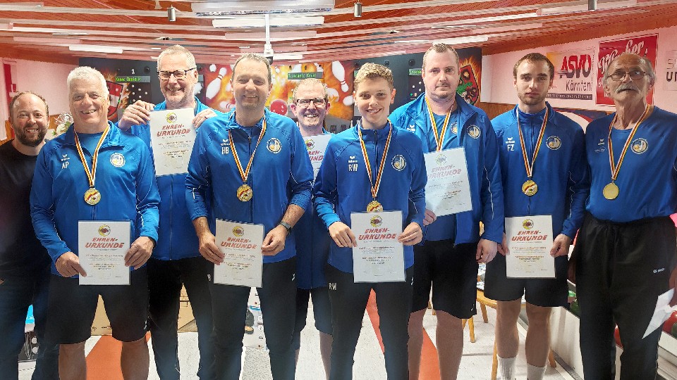 KSK Klagenfurt-Magdalensberg – Meister der Kärntner Landesliga 2024/2025
Stehend von links: KSKV Vize Gernot Harder, Adolf Pichler, Werner Rössler, Hannes Bergner, Günter Snieder jun. Rafael Waldhauser, Patrick Geier, Florian Zeleny und Ilija Lamesic ©KSK Klagenfurt-Magdalensberg