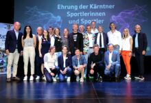 LPD Kärnten/Kuess - die LACler bei der Ehrung: Adaweih Arour, Valentin Topitschnig, Corinna Dorfer, Micheal Künstl, Beate Jung-Dräbing, Ingrid Bluch, Anja Staudacher, Andrea Herzog, Richard Peterl, Uli Striednig, Walter Jakobitsch, Hans-Joachim Imre, Günther Gasper, Udo Tröbacher