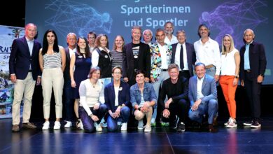 LPD Kärnten/Kuess - die LACler bei der Ehrung: Adaweih Arour, Valentin Topitschnig, Corinna Dorfer, Micheal Künstl, Beate Jung-Dräbing, Ingrid Bluch, Anja Staudacher, Andrea Herzog, Richard Peterl, Uli Striednig, Walter Jakobitsch, Hans-Joachim Imre, Günther Gasper, Udo Tröbacher