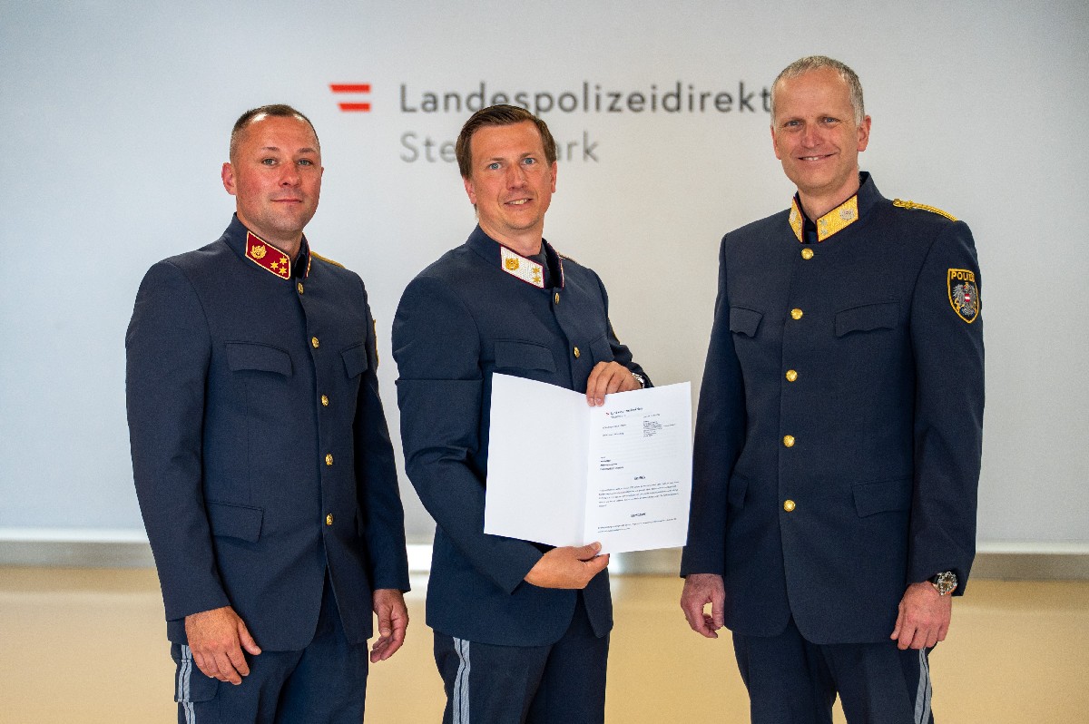 Hauptmann Andreas Tafeit (Bezirkspolizeikommandant Murtal), Kontrollinspektor Karl Boden und Generalmajor Helmut Richter (Geschäftsbereich A) © LPD Stmk