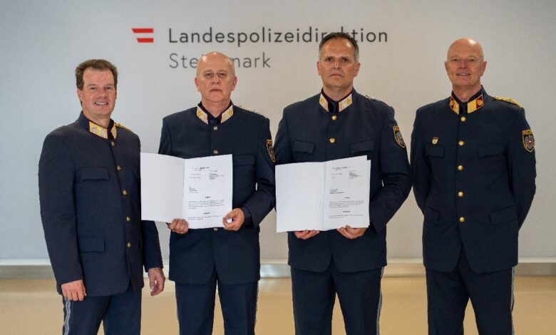 Landespolizeidirektor Gerald Ortner, Kontrollinspektoren Martin Muik und Andreas Blaskovits, Oberstleutnant Harald Eppich (Bezirkspolizeikommandant Weiz) © LPD Stmk