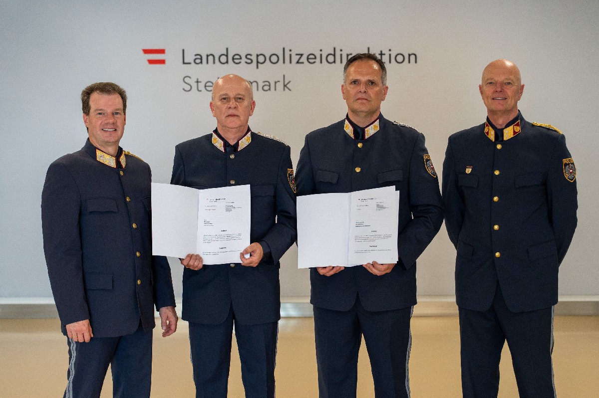 Landespolizeidirektor Gerald Ortner, Kontrollinspektoren Martin Muik und Andreas Blaskovits, Oberstleutnant Harald Eppich (Bezirkspolizeikommandant Weiz) © LPD Stmk