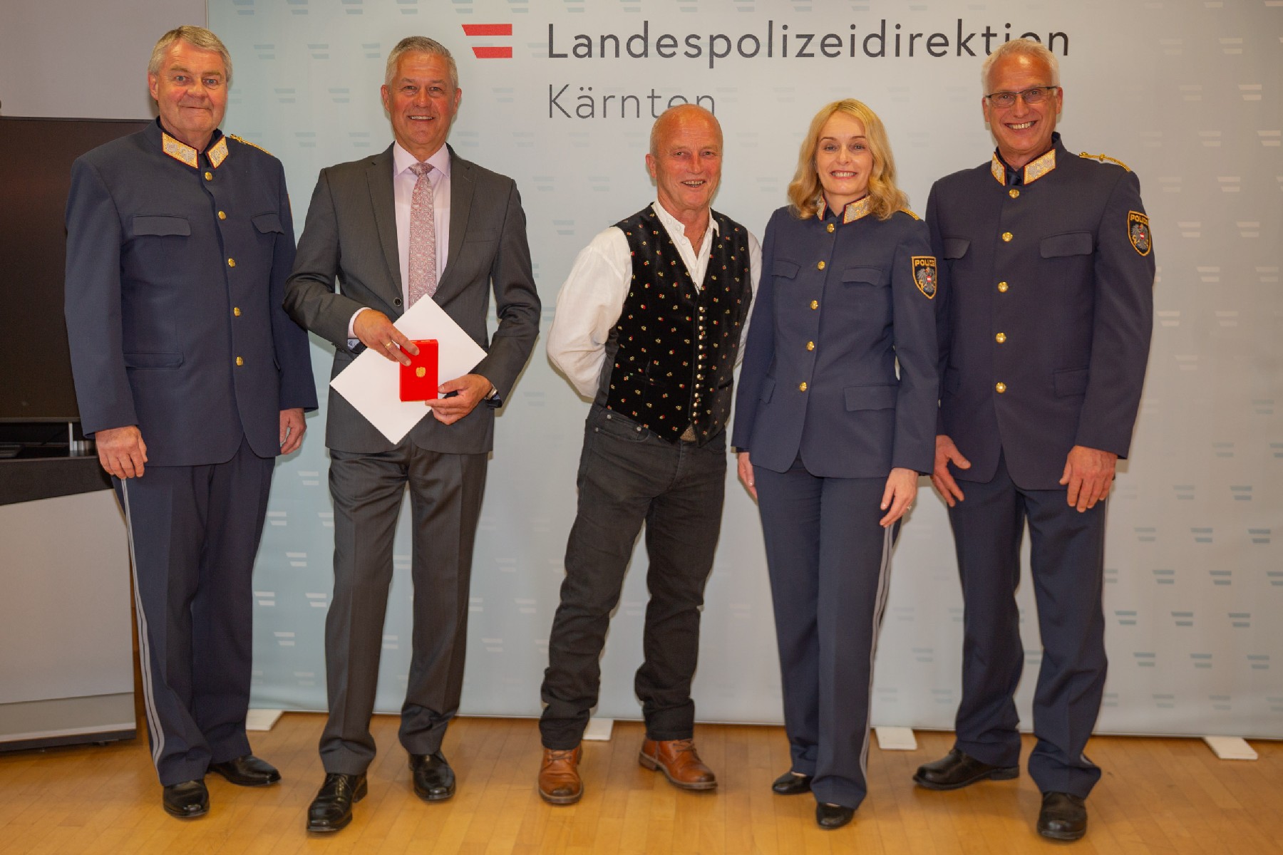 Hofrat Markus Plazer, Chefinspektor iR Werner Mochorko, Chefinspektor iR Johannes Ruppitsch, Landespolizeidirektorin Michaela Kohlweiß und Generalmajor Arthur Lamprecht © LPD Kärnten