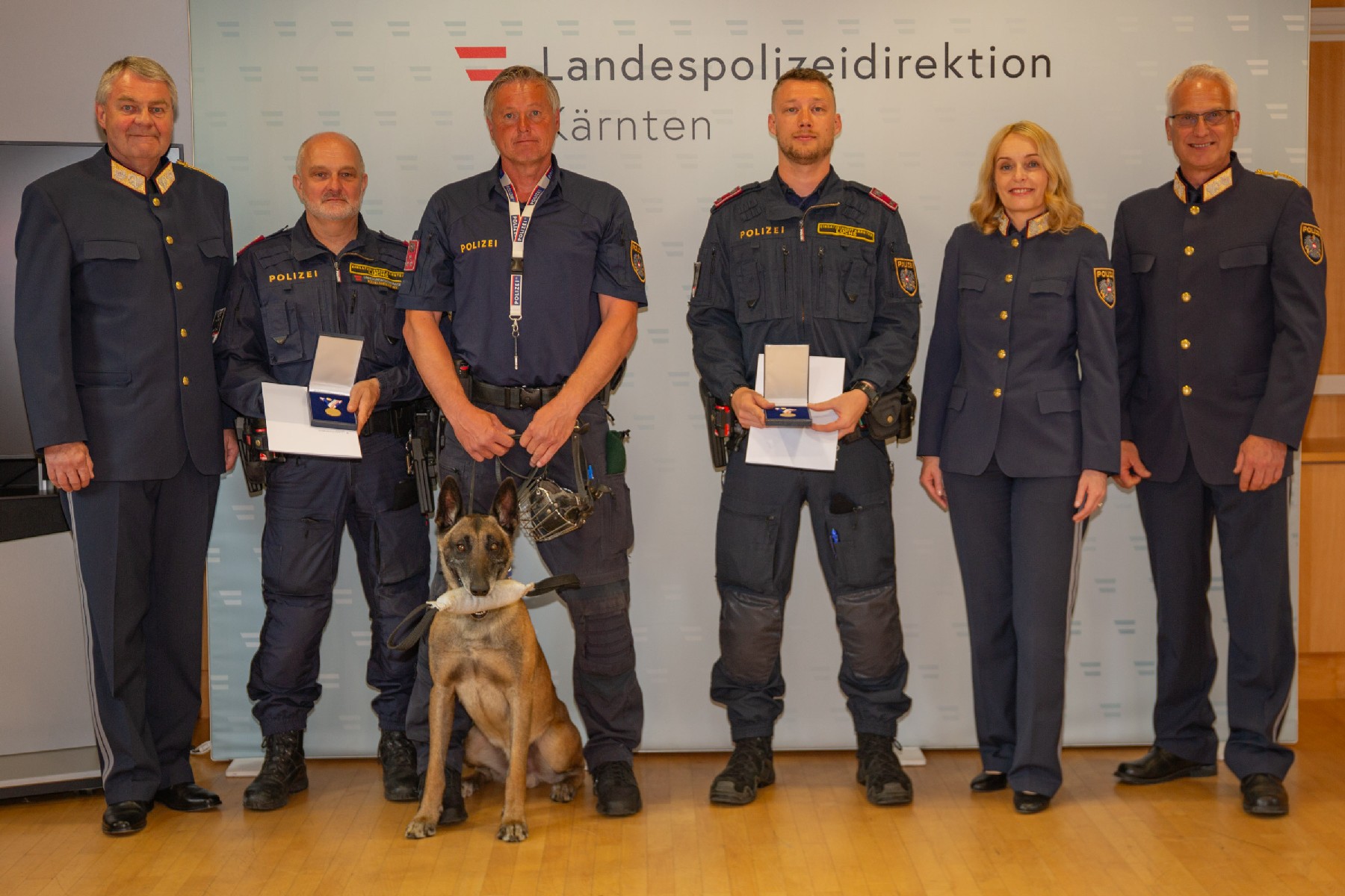 Hofrat Markus Plazer, Bezirksinspektor Stefan Mlekusch, Gruppeninspektor Roland August, Revierinspektor Ruben Primosch, Landespolizeidirektorin Michaela Kohlweiß und Generalmajor Arthur Lamprecht © LPD Kärnten