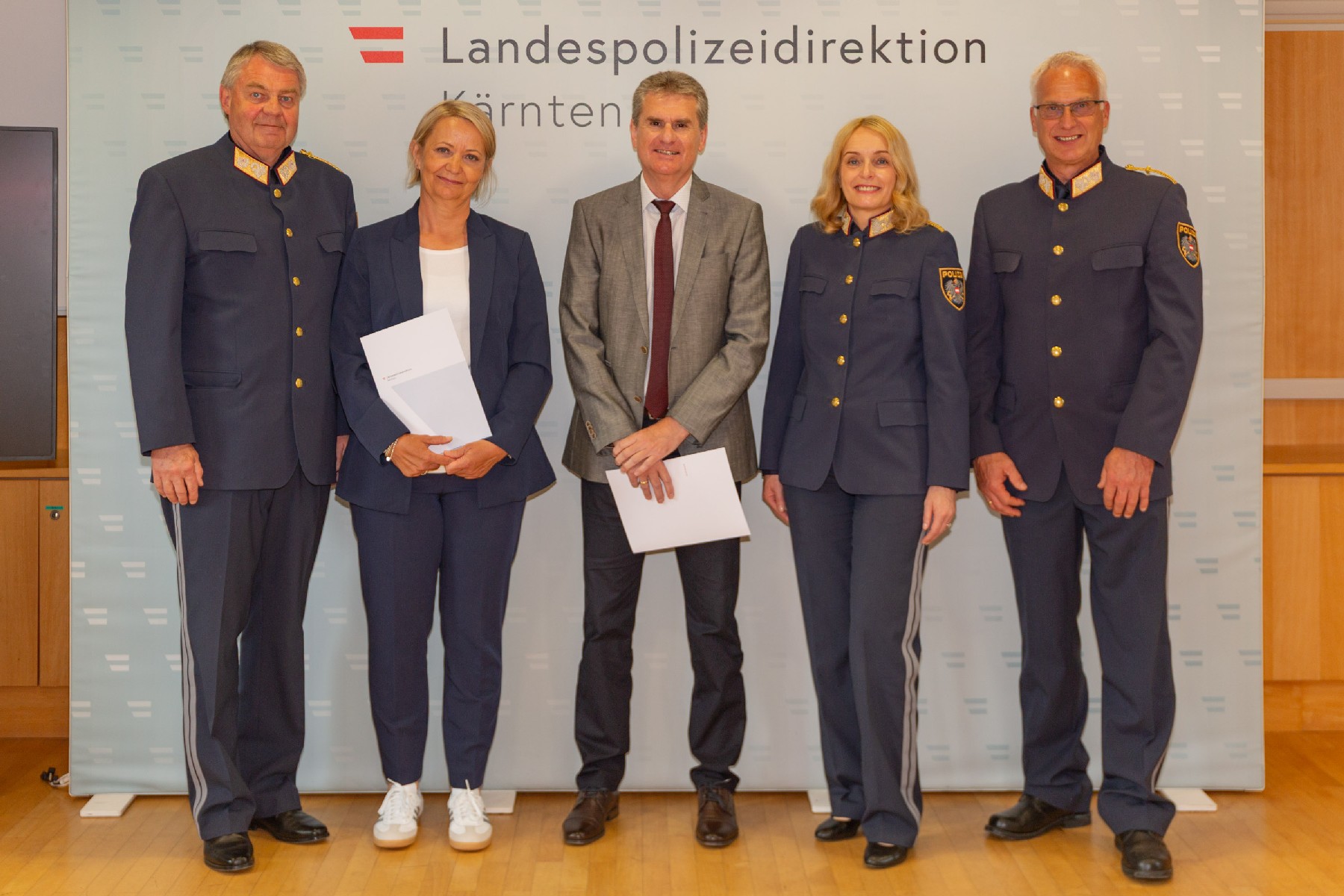 Hofrat Markus Plazer, Bezirksinspektorin Karin Tscherne, Abteilungsinspektor Erich Korath, Landespolizeidirektorin Michaela Kohlweiß und Generalmajor Arthur Lamprecht © LPD Kärnten