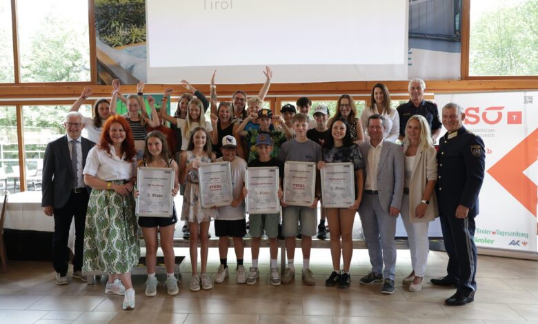 Die Preisträger mit den hochrangigen Repräsentanten aus Politik, Bildungsdirektion, Polizei und dem Kompetenzzentrum Sicheres Österreich Landesklub Tirol. Foto Polizei