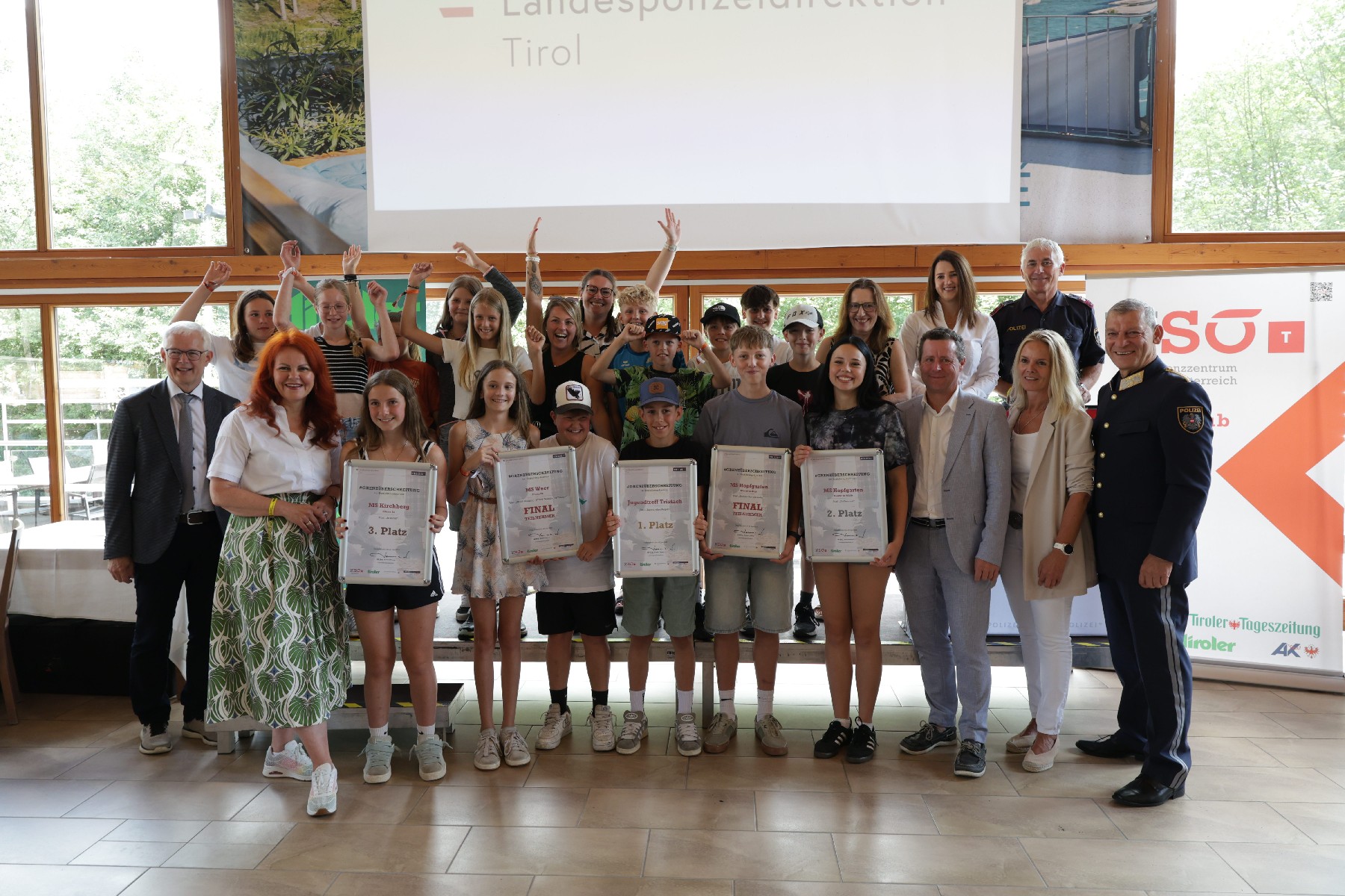 Die Preisträger mit den hochrangigen Repräsentanten aus Politik, Bildungsdirektion, Polizei und dem Kompetenzzentrum Sicheres Österreich Landesklub Tirol.
Foto Polizei
