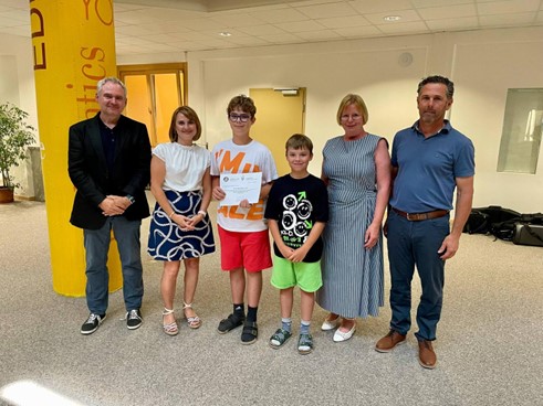 Michael Brunner, Mutter des Preisträgers, Maximilian Litsch, Bruder des Preisträgers, Elke Beneke, Gernot Nussbaumer © Rotary Club Hermagor