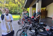 Foto/KK Günther Gasper: Bernd Wegscheider bei der "Oldies-Segnung"