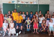 Bendegúz mit Mama, Radlwolf, Michi Kurz, Klassenlehrerin Monika Ramsbacher-Ranner, Integrationslehrerin Chiara Telesklav, Schulassistenz Patricia Fritzer, Schulleiterin Lydia Gasser und die Mitschüler von Bendegus © Radlwolf