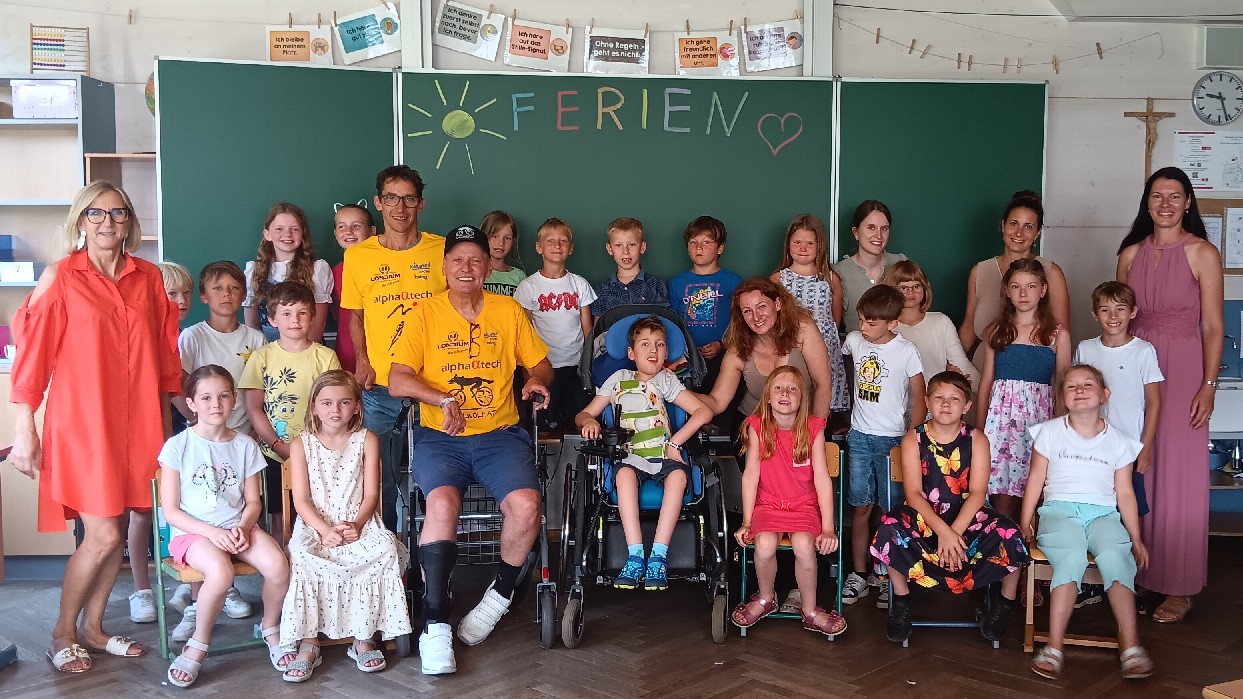 Bendegúz mit Mama, Radlwolf, Michi Kurz, Klassenlehrerin Monika Ramsbacher-Ranner, Integrationslehrerin Chiara Telesklav, Schulassistenz Patricia Fritzer, Schulleiterin Lydia Gasser und die Mitschüler von Bendegus © Radlwolf