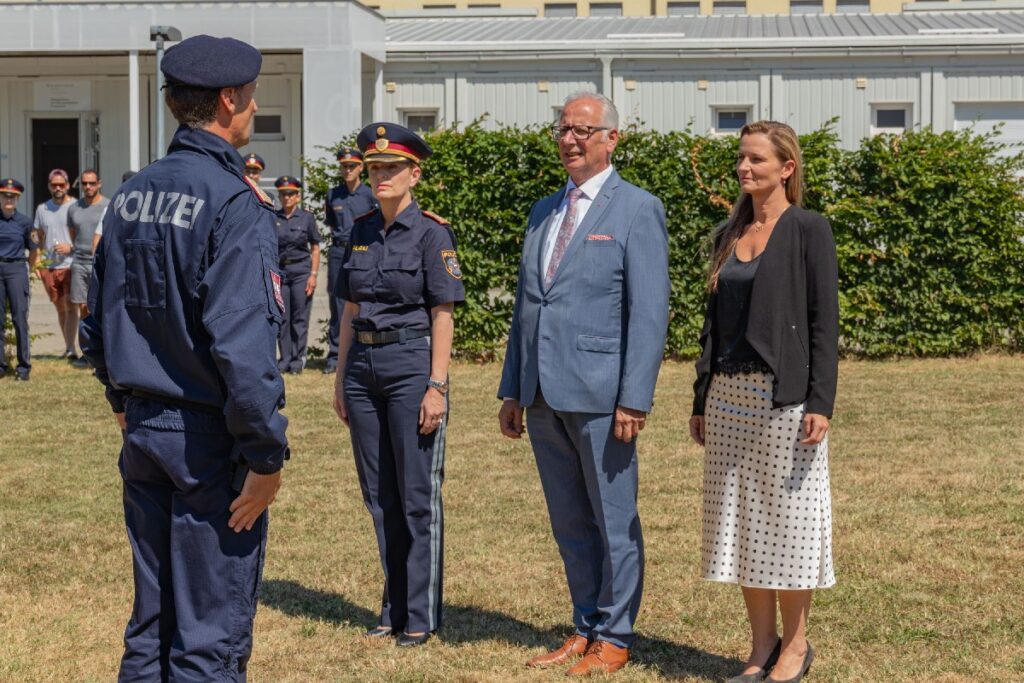 Landespolizeidirektorin Michaela Kohlweiß, Landtagspräsident Reinhart Rohr und Gruppenleiterin Eva Gollubits bei der Meldung © Landespolizeidirektion Kärnten