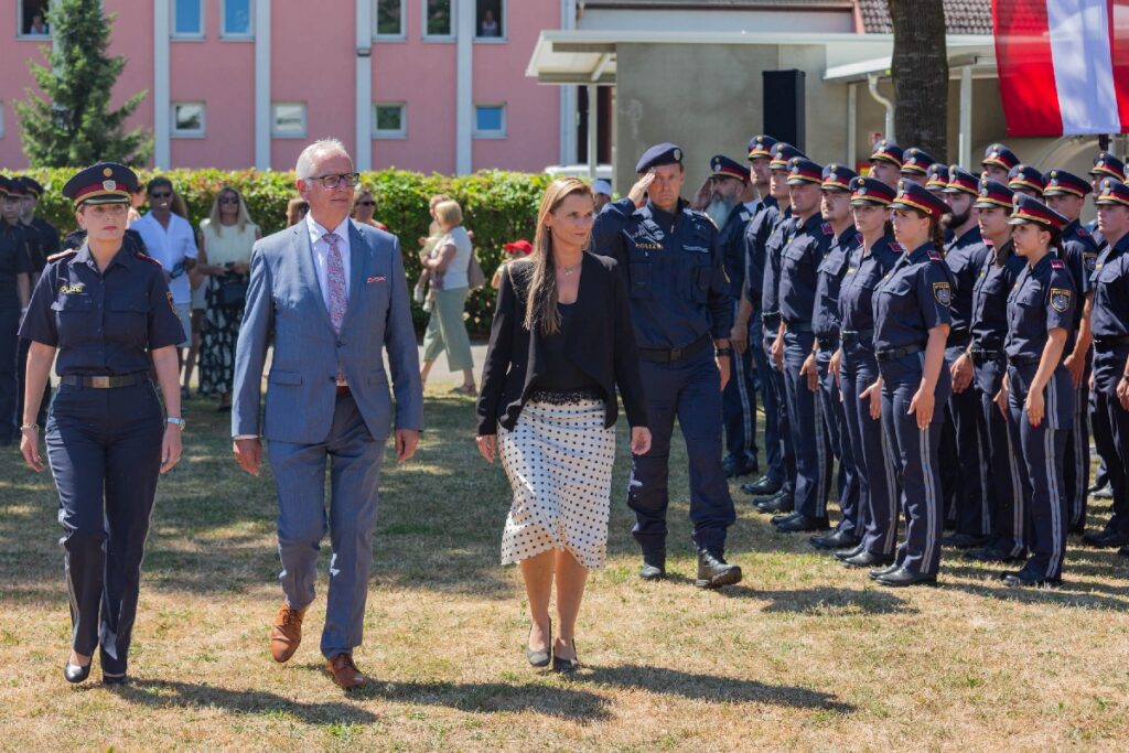 Abschreiten der Formation © Landespolizeidirektion Kärnten