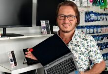 Alfred Santner von der Creativomedia GmbH hält ein Laptop in der Hand, (c) creativomedia.gmbh