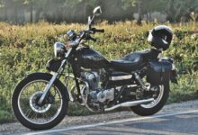 Motorrad vor einem Maisfeld, (c) pixabay.com