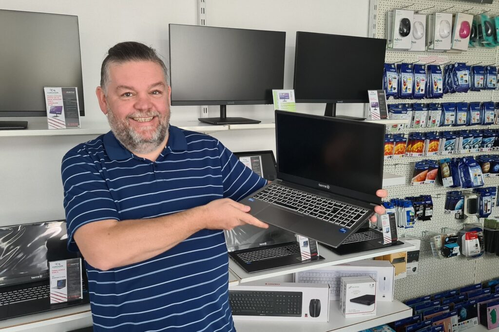 PC Doktor Daniel Braunmüller mit einem TERRA Laptop