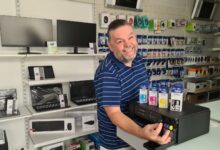 PC Doktor Daniel Braunmüller mit einem Brother Drucker