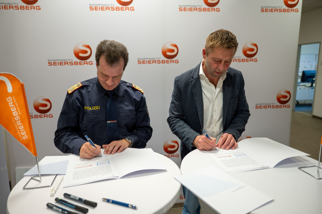 Landespolizeidirektor Gerald Ortner und Eigentümer Martin Klein unterzeichnen die Sicherheitspartnerschaft © LPD Stmk/F. Huber